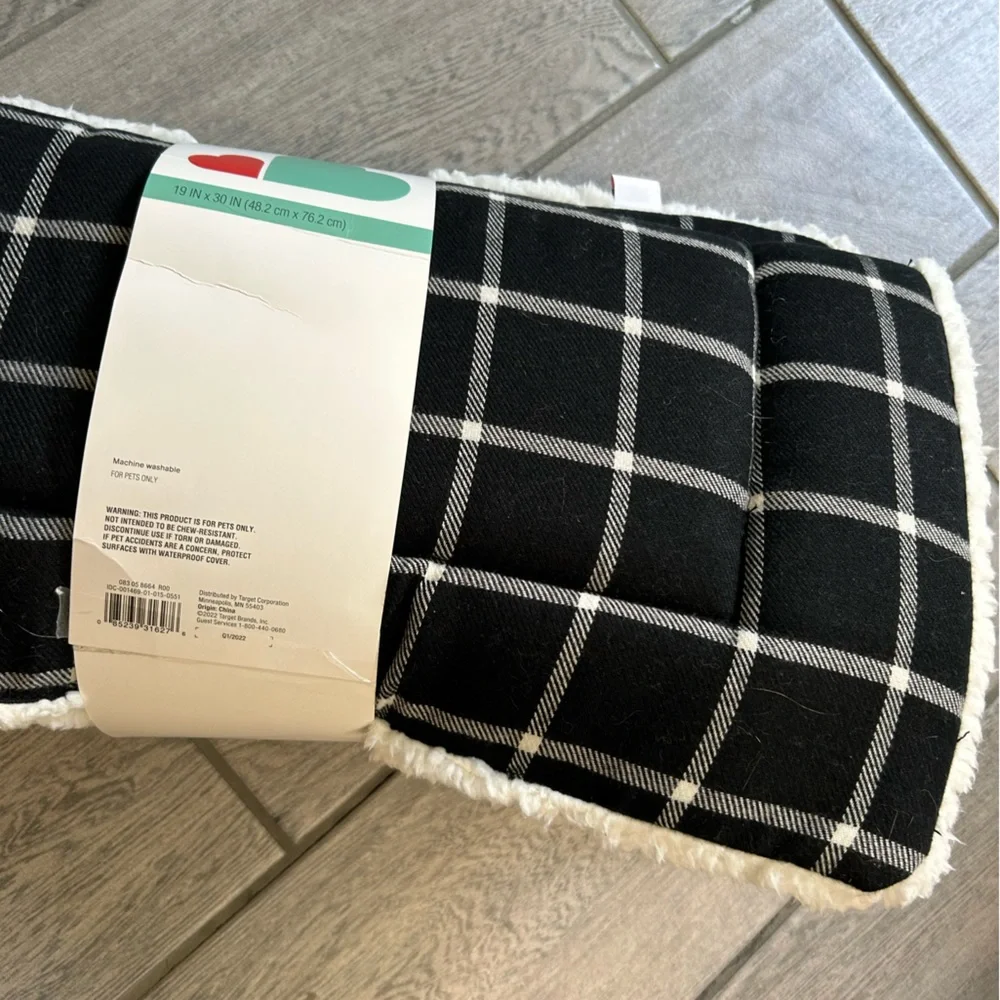 NWT dog mat Boots and Barkley Medium pet mat soft dog bed cat bed 19 x 1.56 x30